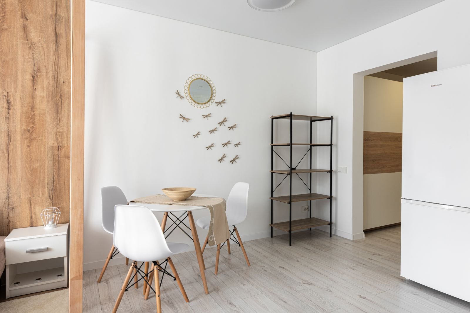 Coin repas propre et lumineux dans une maison entretenue